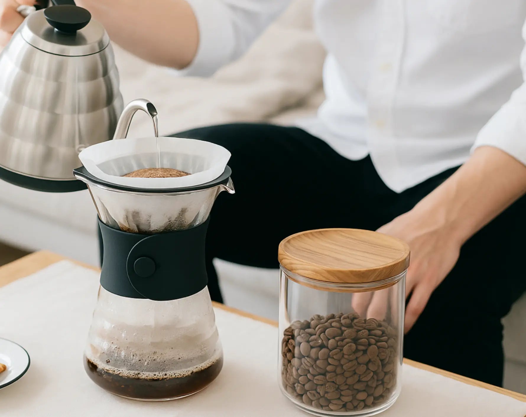 HARIO V60 Brew Bundle mit Dripper 700ml, Filtern und Higher Specialty Coffee